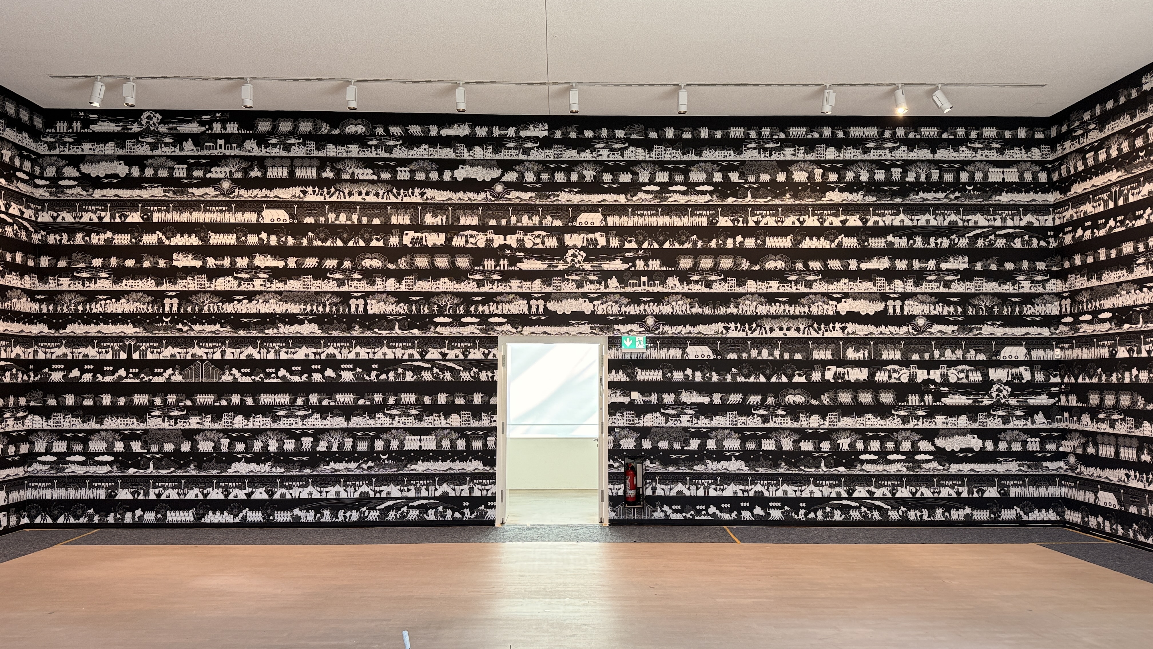 Schwarze Wand mit weißen Bildern